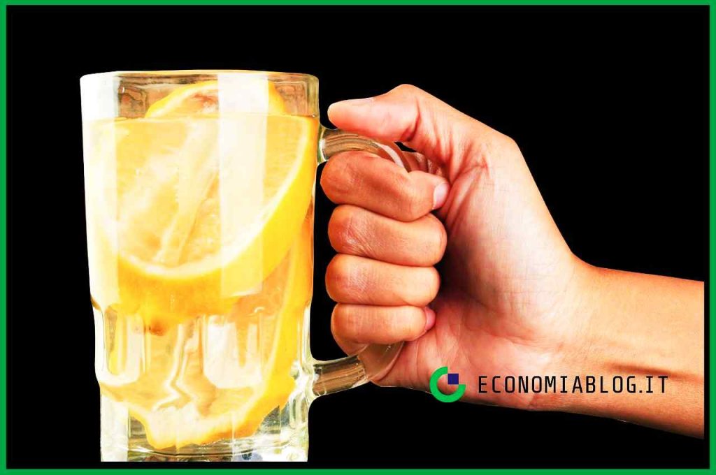 bere acqua e Limone