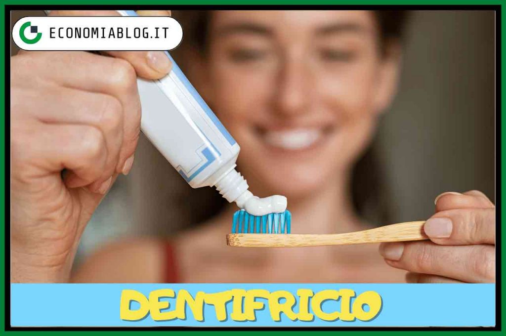 Ragazza con tubetto di dentifricio e spazzolino