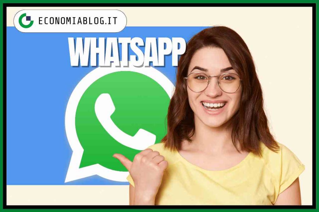 Donna sorridente che indica il logo di Whatsapp