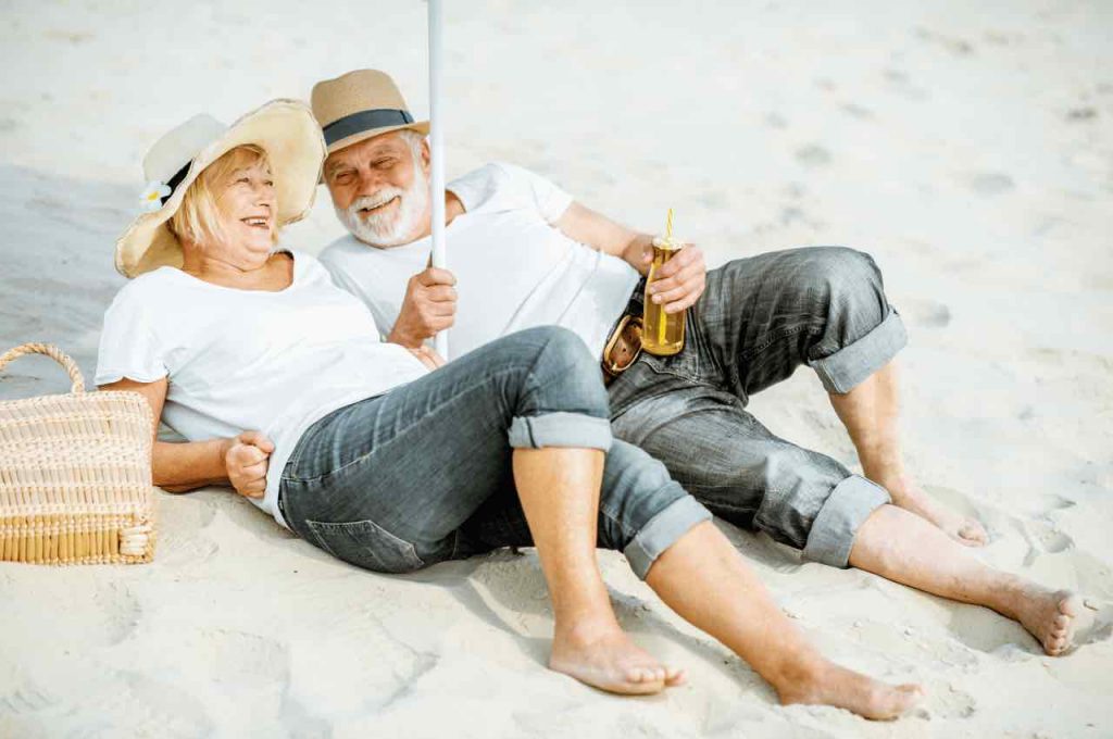Coppia di persone anziane in spiaggia