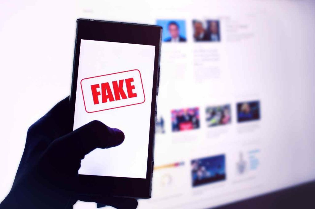 Smartphone con scritta "fake" sul display 