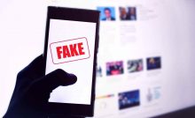 Smartphone con scritta "fake" sul display