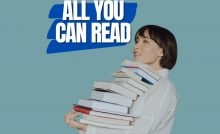 Donna con molti libri tra le mani